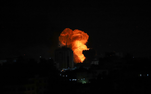 Israelischer Luftangriff auf Gaza-Stadt. - Foto: Rizek Abdeljawad/XinHua/dpa