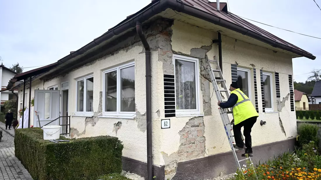 Ein von einem Erdbeben beschädigtes Haus in der Slowakei. - Bild: Roman Hanc/TASR/dpa