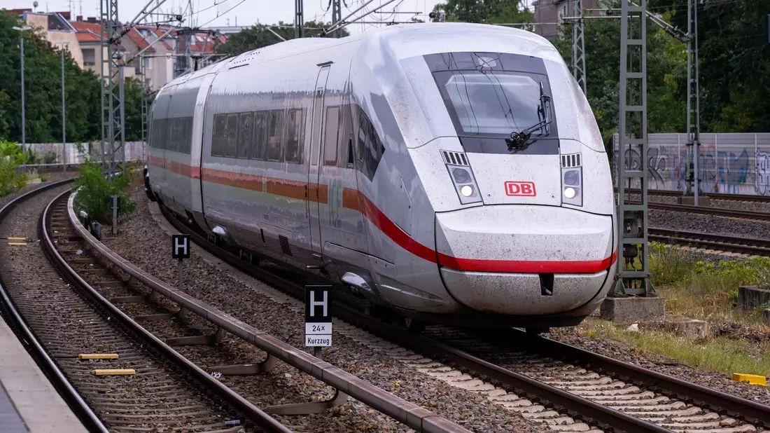 Die Bahn erhöht zum Fahrplanwechsel im Dezember für einige Angebote die Preise. - Bild: Monika Skolimowska/dpa