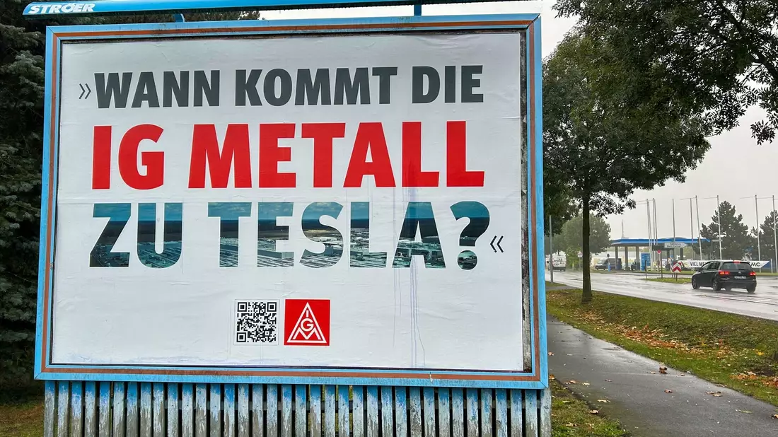 Mehr als 1000 Beschäftigte von Tesla habven nach Angaben der IG Metall in der Fabrik in Grünheide gemeinsam bessere Arbeitsbedingungen eingefordert. - Bild: Patrick Pleul/dpa
