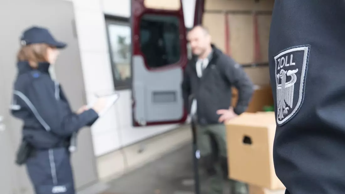 HZA-IZ: Zoll nimmt Paketdienstleister ins Visier Bundesweite Schwerpunktprüfung gegen Schwarzarbeit und illegale Beschäftigung - Bild: presseportal.de