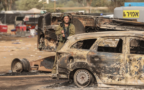 Ein israelischer Soldat steht auf dem Gelände des elektronischen Musikfestivals Supernova nach dem tödlichen Angriff islamistischer Hamas-Kämpfer vom 07.10.2023, bei dem 260 Menschen starben und mehr als 100 Menschen als Geiseln genommen wurden. - Foto: Ilia Yefimovich/dpa