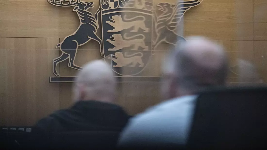 Elf Angeklagte müssen sich wegen Gründung, Mitgliedschaft und Unterstützung der mutmaßlichen Terrorgruppe «Gruppe S.» vor dem Oberlandesgericht in Stuttgart verantworten. - Bild: Marijan Murat/dpa