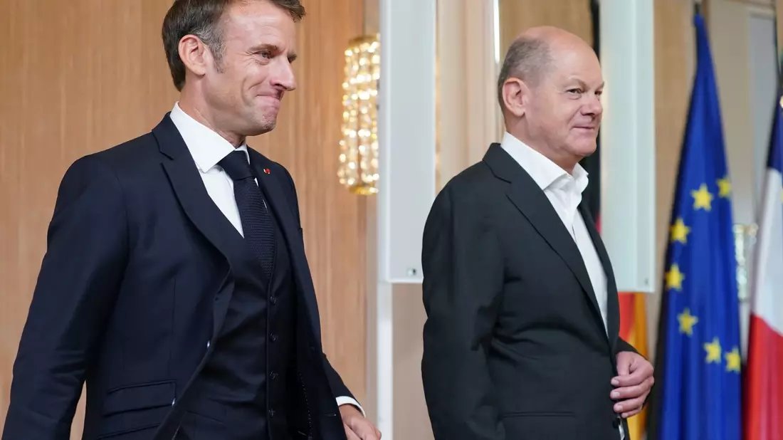 Bundeskanzler Olaf Scholz (r) und Frankreichs Staatspräsident Emmanuel Macron in Hamburg. - Bild: Marcus Brandt/dpa