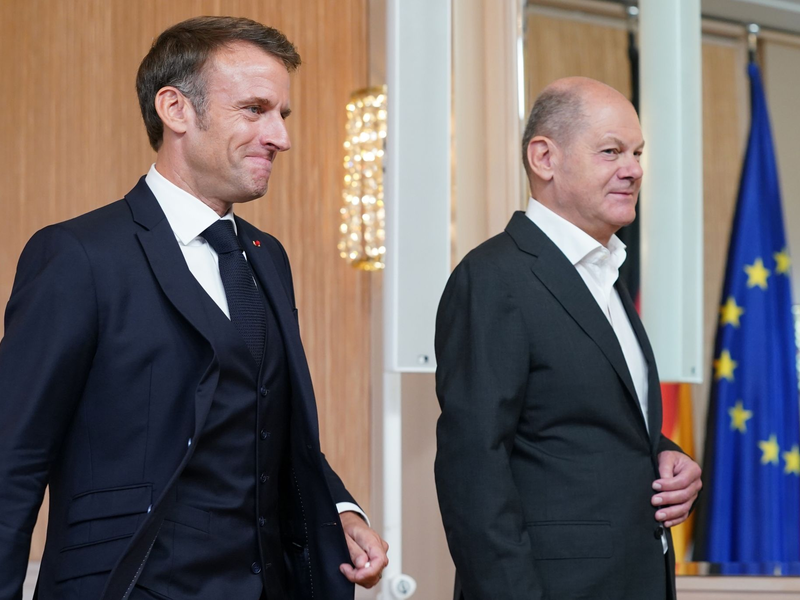 Bundeskanzler Olaf Scholz (r) und Frankreichs Staatspräsident Emmanuel Macron in Hamburg. - Foto: Marcus Brandt/dpa