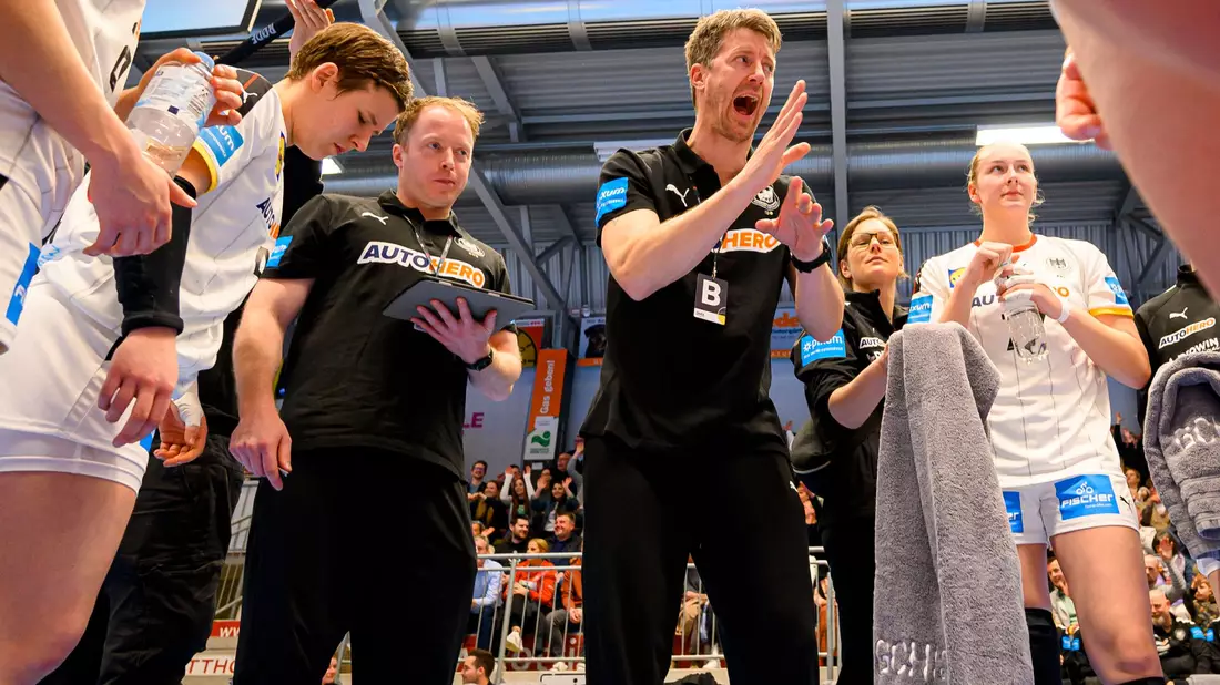 Hat mit Deutschlands Handball-Frauen hohe Ziele: Markus Gaugisch. - Bild: Marco Wolf/dpa