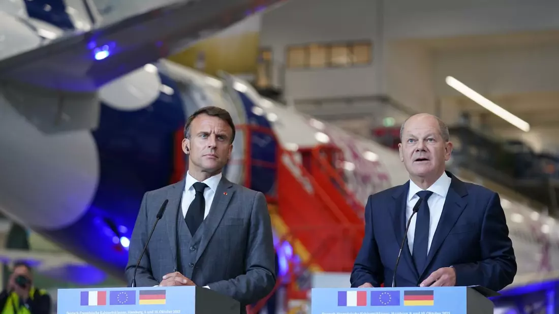 Bundeskanzler Olaf Scholz und Frankreichs Präsident Emmanuel Macron (l) in Hamburg. - Bild: Marcus Brandt/dpa