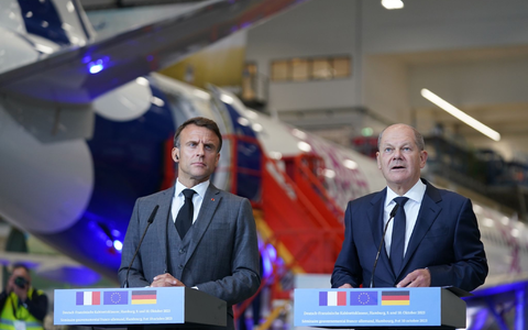 Bundeskanzler Olaf Scholz und Frankreichs Präsident Emmanuel Macron (l) in Hamburg. - Foto: Marcus Brandt/dpa