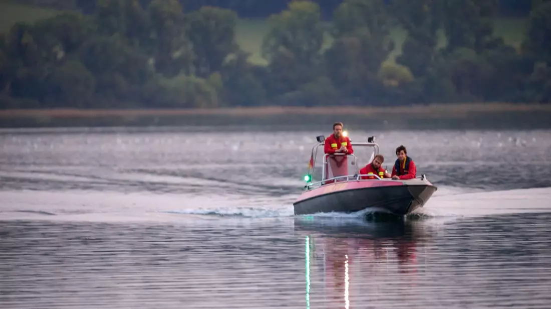 Rettungskräfte bei der Suche nach dem abgestürzten Hubschrauber auf dem Laacher See. - Bild: Thomas Frey/dpa