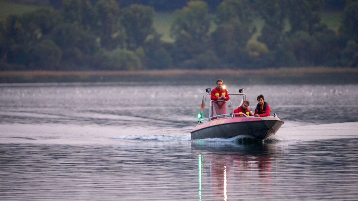 Rettungskräfte bei der Suche nach dem abgestürzten Hubschrauber auf dem Laacher See. - Foto: Thomas Frey/dpa