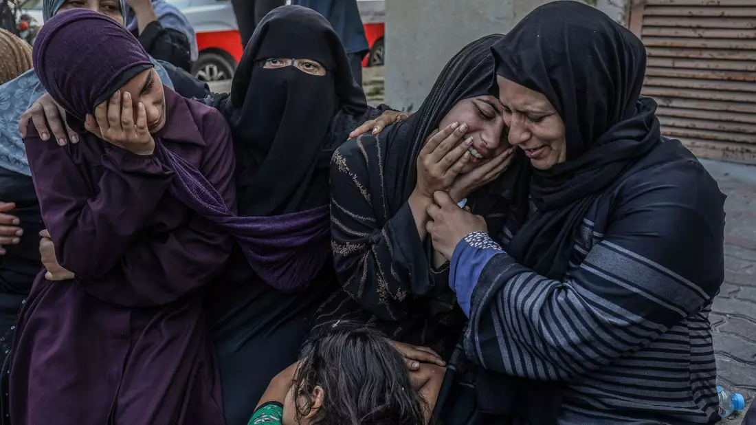 Frauen trauern um Angehörige, die bei einem israelischen Luftangriff auf den Gazastreifen getötet wurden. - Bild: Abed Rahim Khatib/dpa