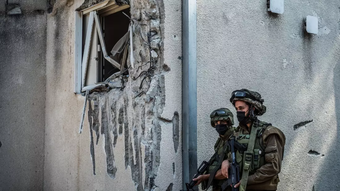 Israelische Soldaten durchsuchen das Gebiet um den Kibbuz Kfar Aza, in dem die Hamas zahlreiche Menschen tötete. - Bild: Ilia Yefimovich/dpa