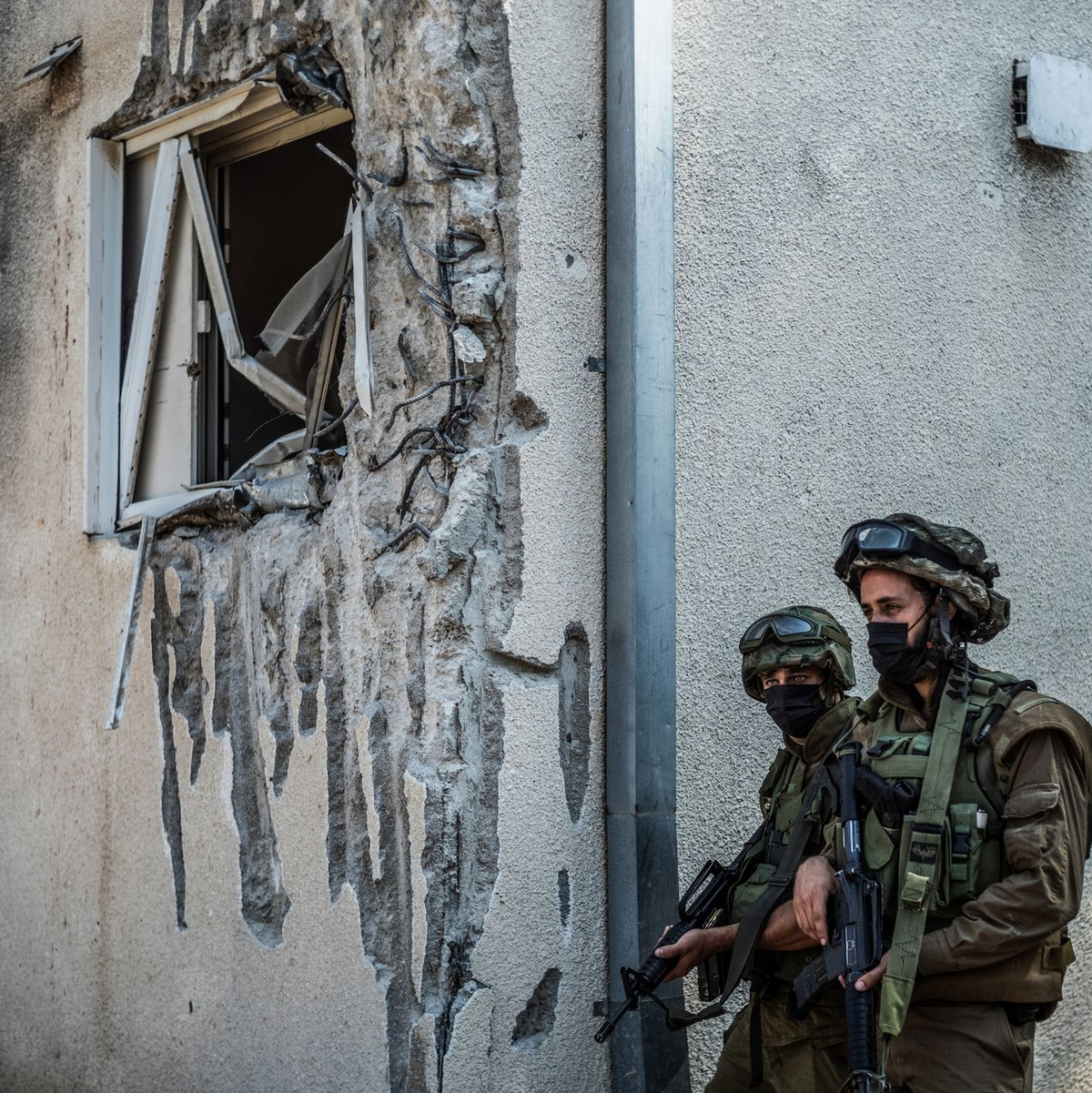 Israelische Soldaten durchsuchen das Gebiet um den Kibbuz Kfar Aza, in dem die Hamas zahlreiche Menschen tötete. - Foto: Ilia Yefimovich/dpa