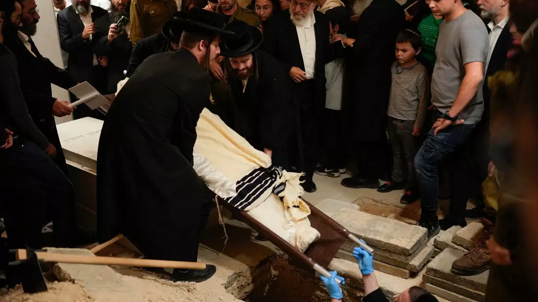 Trauernde nehmen an der Beerdigung eines israelischen Soldaten in Jerusalem teil. - Bild: Francisco Seco/AP/dpa