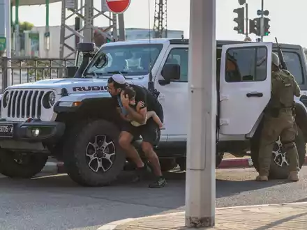 Nach einem Raketenangriff aus dem Gazastreifen dringt Rauch aus einem Wohnhaus in Ashkelon (Archiv). - Foto: Ilia yefimovich/dpa