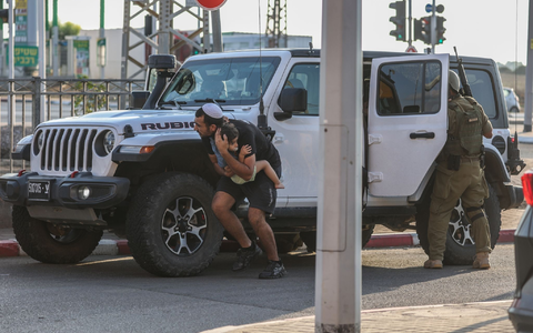 Nach einem Raketenangriff aus dem Gazastreifen dringt Rauch aus einem Wohnhaus in Ashkelon (Archiv). - Foto: Ilia yefimovich/dpa