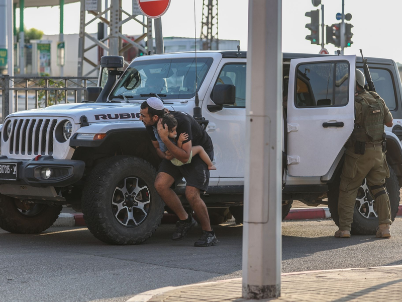 Nach einem Raketenangriff aus dem Gazastreifen dringt Rauch aus einem Wohnhaus in Ashkelon (Archiv). - Foto: Ilia yefimovich/dpa