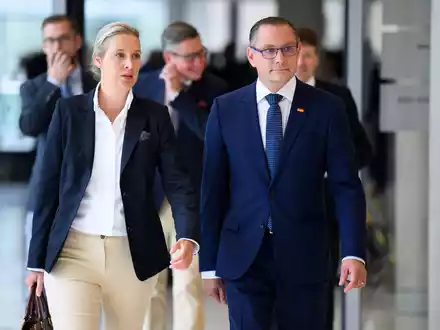 Alice Weidel und Tino Chrupalla wurden als Fraktionsvorsitzende bestÀtigt. - Foto: Bernd von Jutrczenka/dpa
