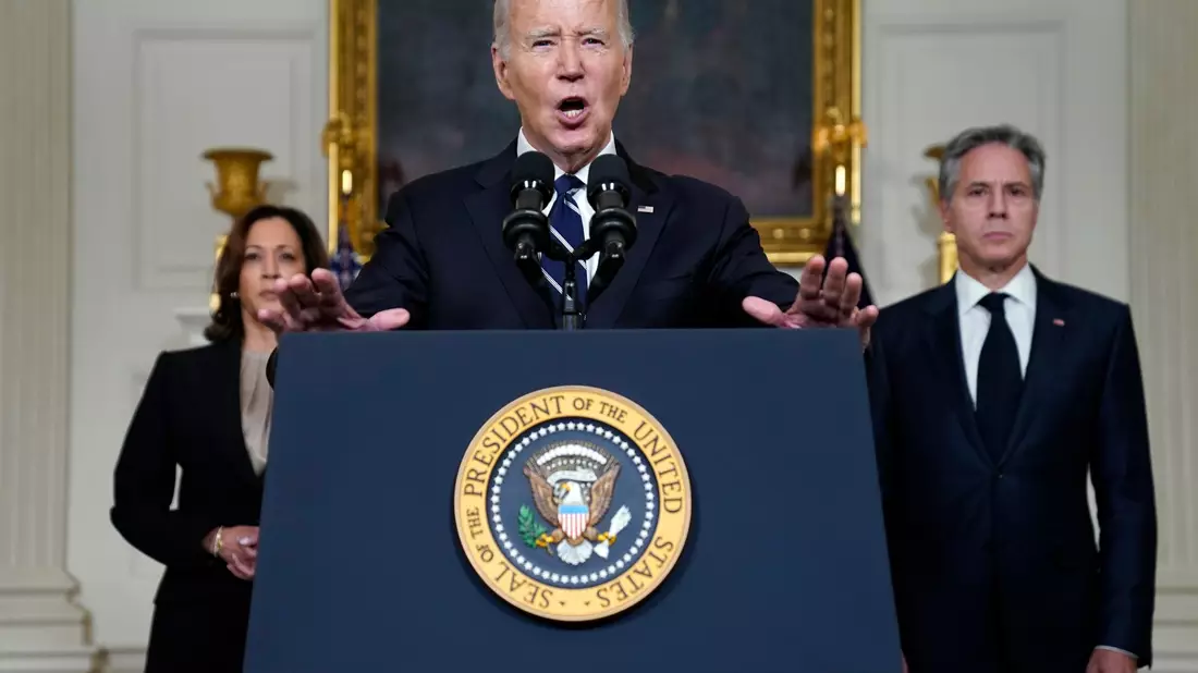 US-Präsident Joe Biden (M) spricht im Weißen Haus auf zur Lage nach dem Hamas-Großangriff auf Israel. Im Hintergrund: Vizepräsidentin Kamala Harris und Außenminister Antony Blinken. - Bild: Evan Vucci/AP