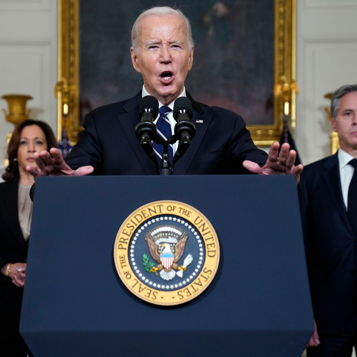 US-Präsident Joe Biden (M) spricht im Weißen Haus auf zur Lage nach dem Hamas-Großangriff auf Israel. Im Hintergrund: Vizepräsidentin Kamala Harris und Außenminister Antony Blinken. - Foto: Evan Vucci/AP