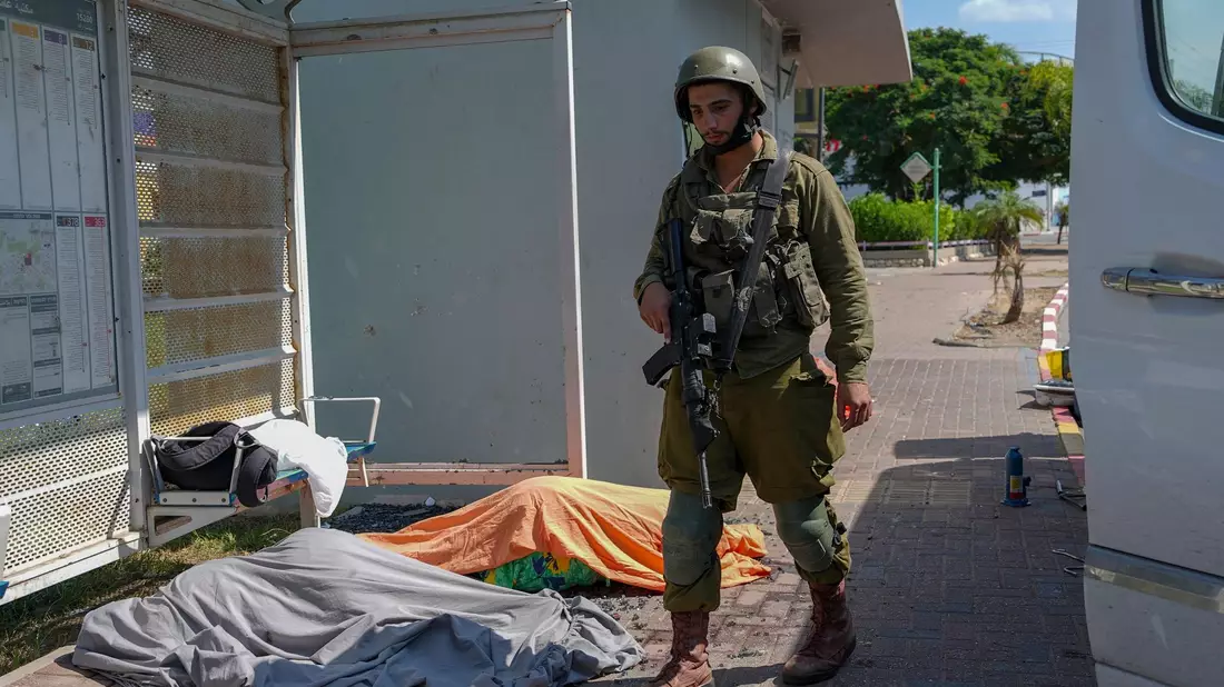 Ein israelischer Soldat steht in Sderot neben den Leichen von Israelis, die von Hamas-Kämpfern getötet wurden. - Bild: Tsafrir Abayov/AP/dpa