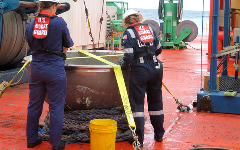 Ingenieure der US-Küstenwache untersuchen Trümmerteile des «Titan»-Tauchboots. - Foto: Uncredited/U.S. National Transportation Safety Board/AP/dpa