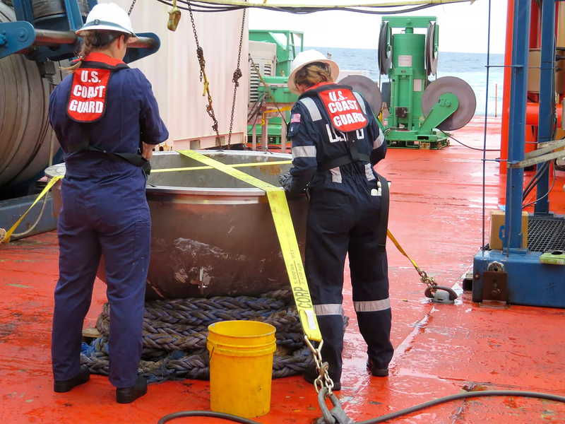 Ingenieure der US-Küstenwache untersuchen Trümmerteile des «Titan»-Tauchboots. - Foto: Uncredited/U.S. National Transportation Safety Board/AP/dpa