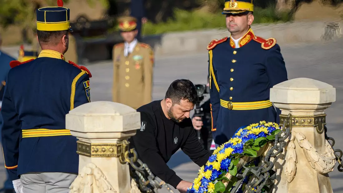 Wolodymyr Selenskyj nimmt in Bukarest an einer Kranzniederlegung am Denkmal des Unbekannten Helden teil. Der ukrainische Präsident ist zum ersten Mal seit Beginn des russischen Angriffskriegs zu Gesprächen ins Nachbarland Rumänien gereist. - Bild: Alexandru Dobre/AP/dpa