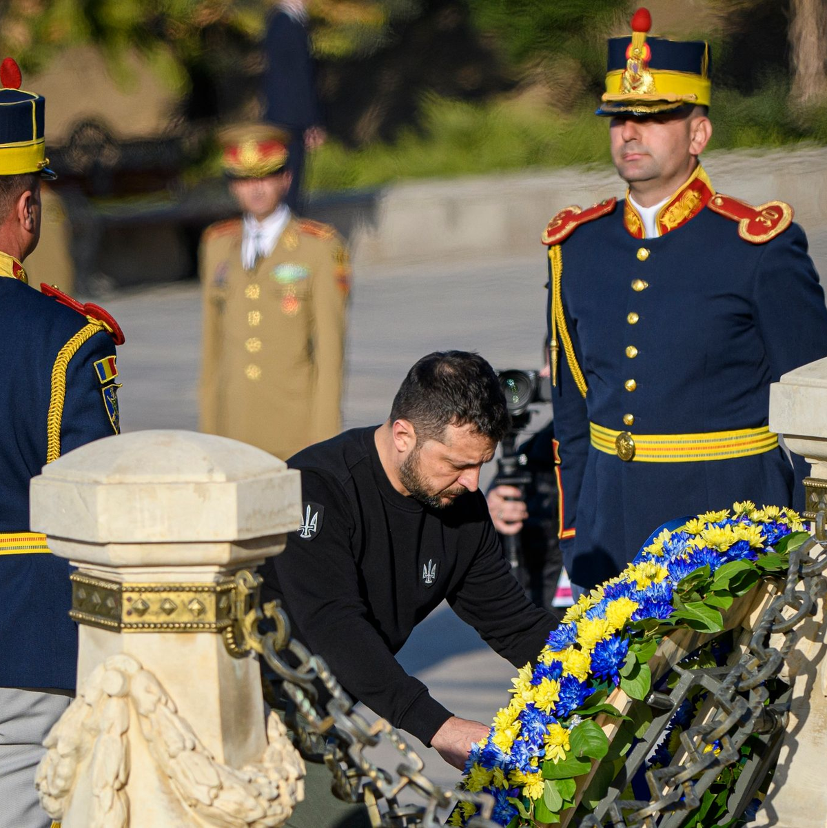 Wolodymyr Selenskyj nimmt in Bukarest an einer Kranzniederlegung am Denkmal des Unbekannten Helden teil. Der ukrainische Präsident ist zum ersten Mal seit Beginn des russischen Angriffskriegs zu Gesprächen ins Nachbarland Rumänien gereist. - Foto: Alexandru Dobre/AP/dpa