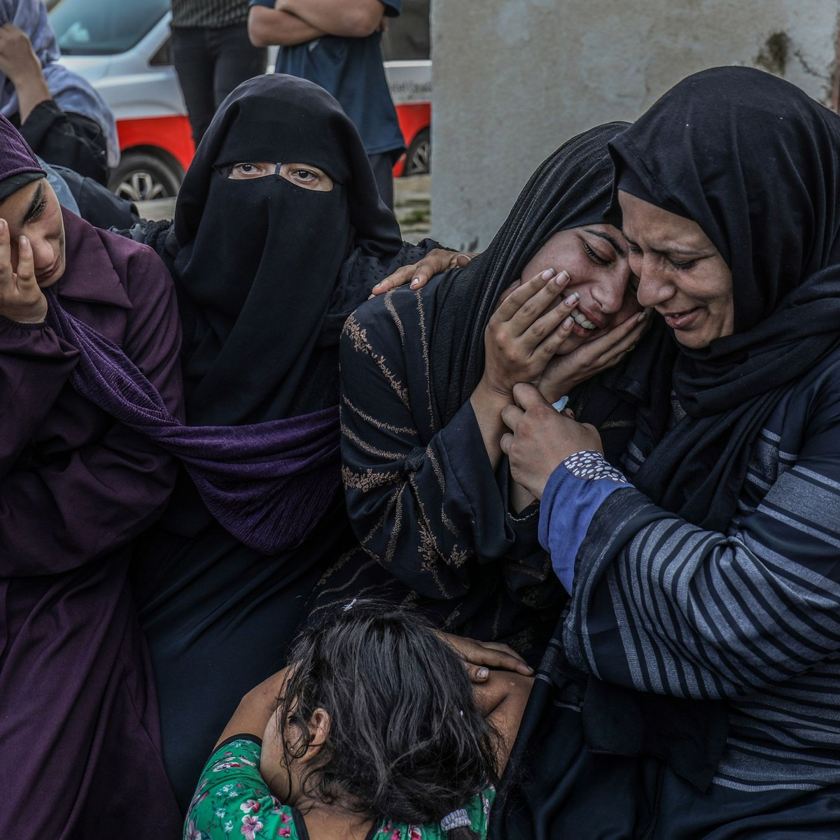 Palästinenserinnen trauern in Khan Yunis um ihre Angehörigen, die bei einem israelischen Luftangriff getötet wurden. - Foto: Abed Rahim Khatib/dpa