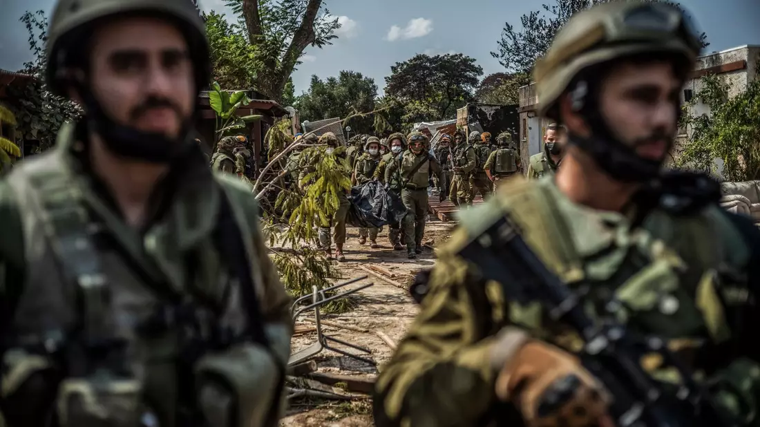 Streitkräfte der IDF bergen die Leichen israelischer Bewohner aus einem zerstörten Haus in Kfar Aza. - Bild: Ilia Yefimovich/dpa