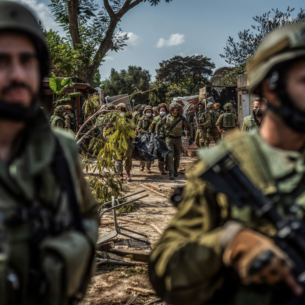 Streitkräfte bergen die Leichen israelischer Bewohner aus einem zerstörten Haus in Kfar Aza. - Foto: Ilia Yefimovich/dpa