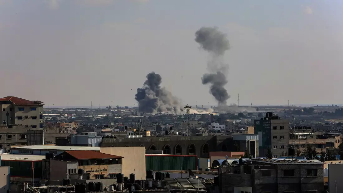 Während eines israelischen Luftangriffs steigt Rauch am Rafah-Grenzübergang zwischen Gaza und Ägypten auf. - Bild: Abed Rahim Khatib/dpa