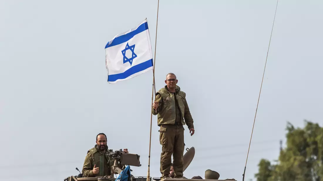 Israelische Soldaten sind nahe der Grenze zwischen Israel und dem Gazastreifen im Einsatz. - Bild: Ilia Yefimovich/dpa