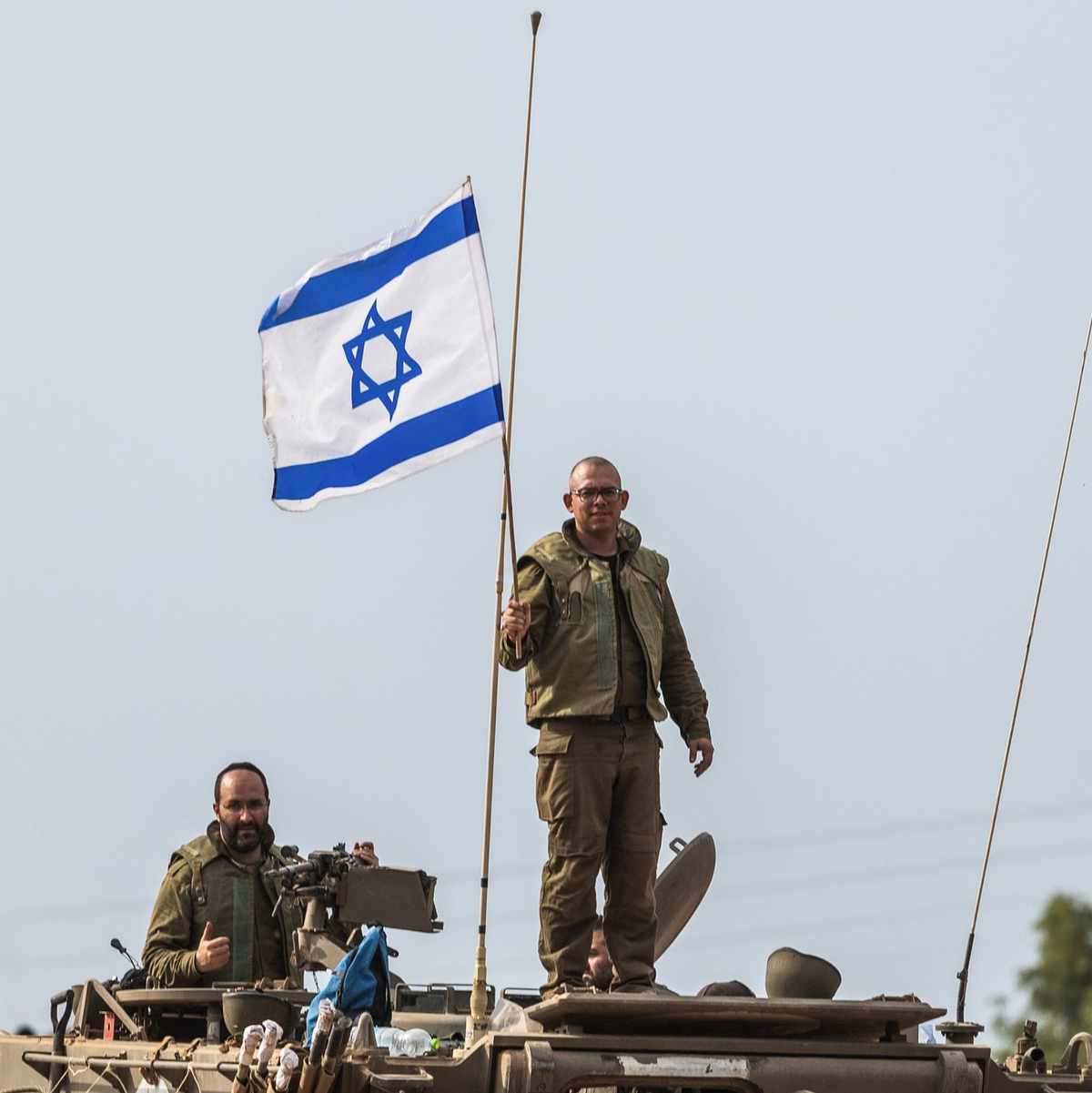Israelische Soldaten sind nahe der Grenze zwischen Israel und dem Gazastreifen im Einsatz. - Foto: Ilia Yefimovich/dpa