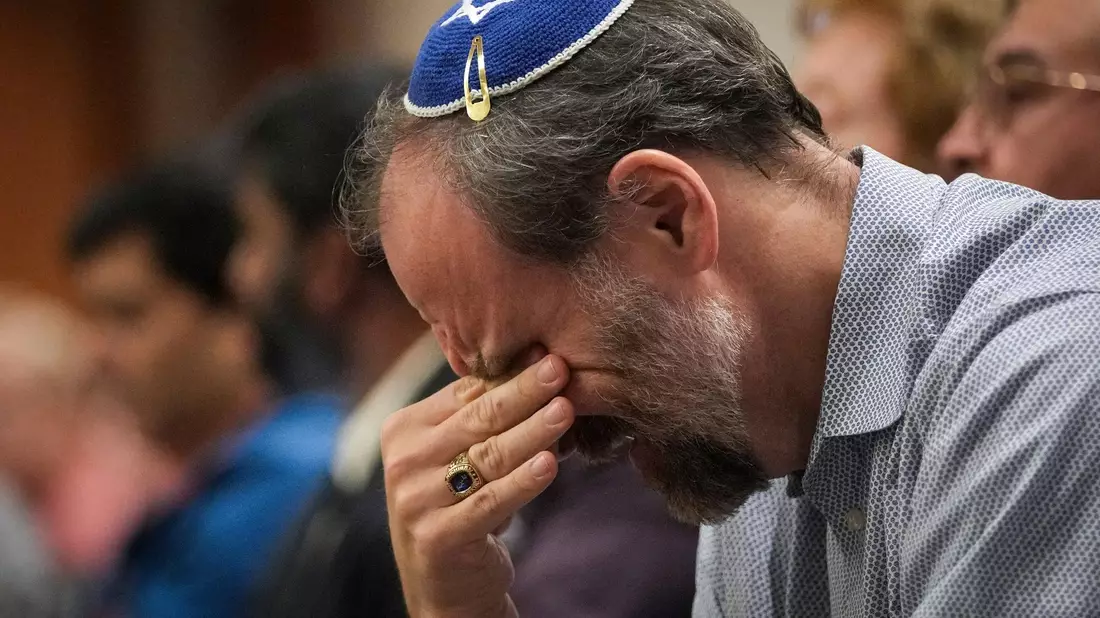 Ein Mann wischt sich während einer Solidaritäts-Veranstaltung für Israel im texanischen Houston Tränen aus dem Gesicht. - Bild: Jon Shapley/Houston Chronicle/AP/dpa
