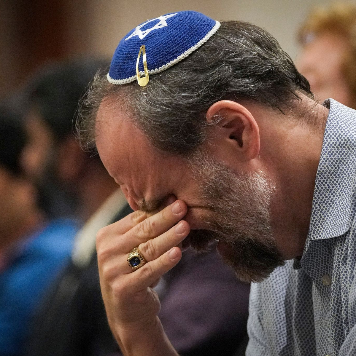 Ein Mann wischt sich während einer Solidaritäts-Veranstaltung für Israel im texanischen Houston Tränen aus dem Gesicht. - Foto: Jon Shapley/Houston Chronicle/AP/dpa