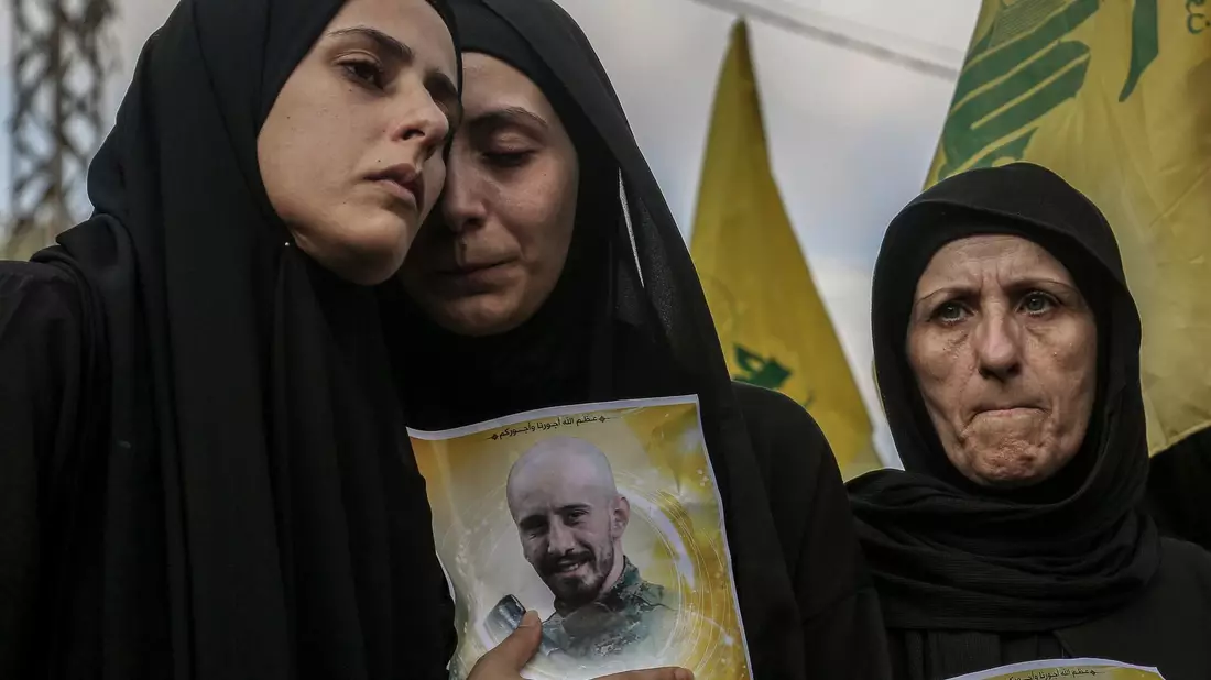 Familienmitglieder trauern im Libanon um ihren Angehörigen, der bei einem israelischen Raketenangriff getötet wurde.n - Bild: Marwan Naamani/dpa