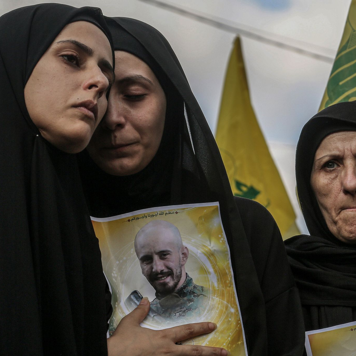 Familienmitglieder trauern im Libanon um ihren Angehörigen, der bei einem israelischen Raketenangriff getötetet wurde. - Foto: Marwan Naamani/dpa