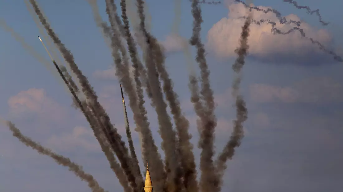 Über Gaza-Stadt werden Raketen auf Israel abgefeuert. - Bild: Rizek Abdeljawad/Xinhua/dpa