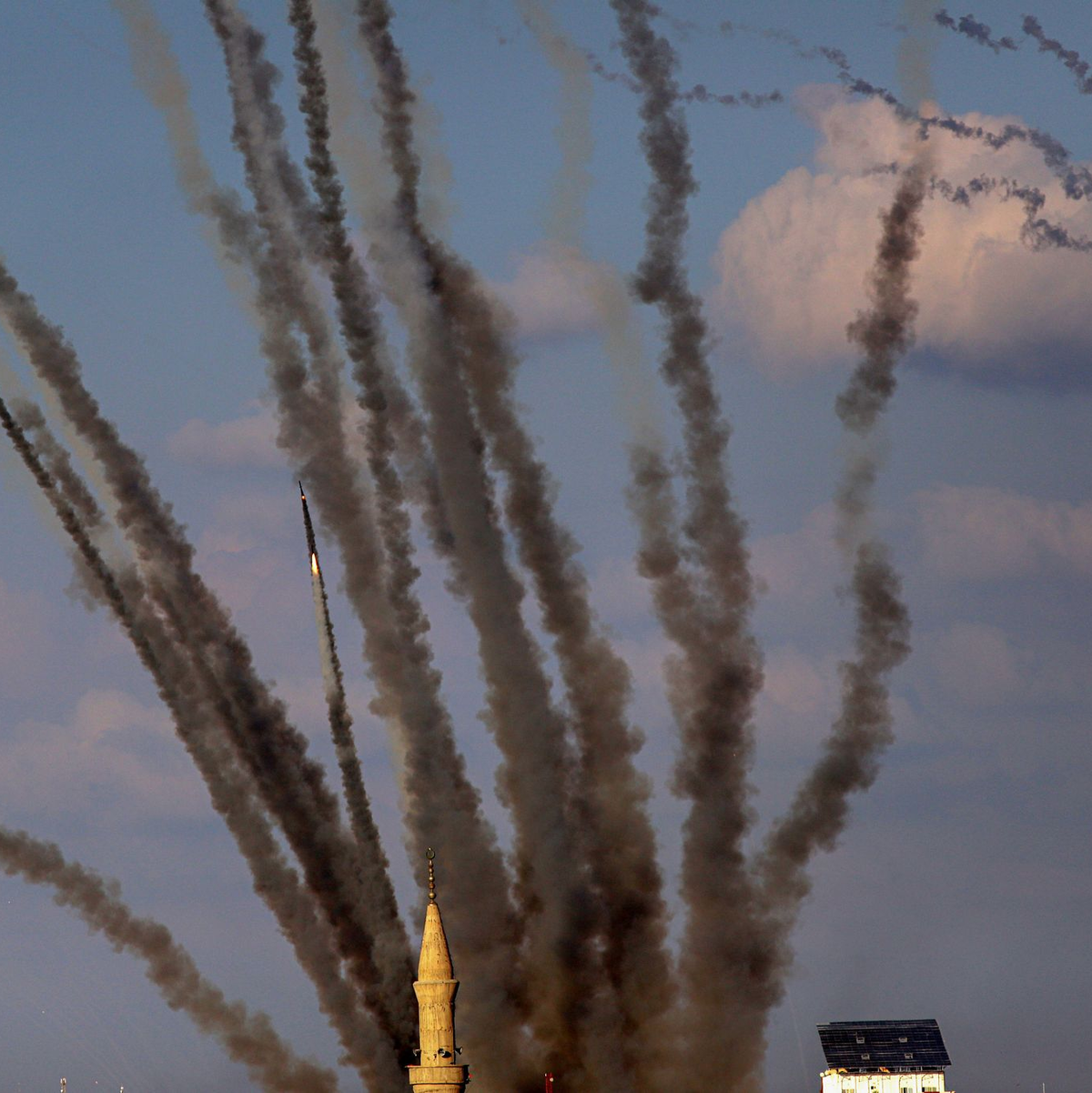 Über Gaza-Stadt werden Raketen auf Israel abgefeuert. - Foto: Rizek Abdeljawad/Xinhua/dpa