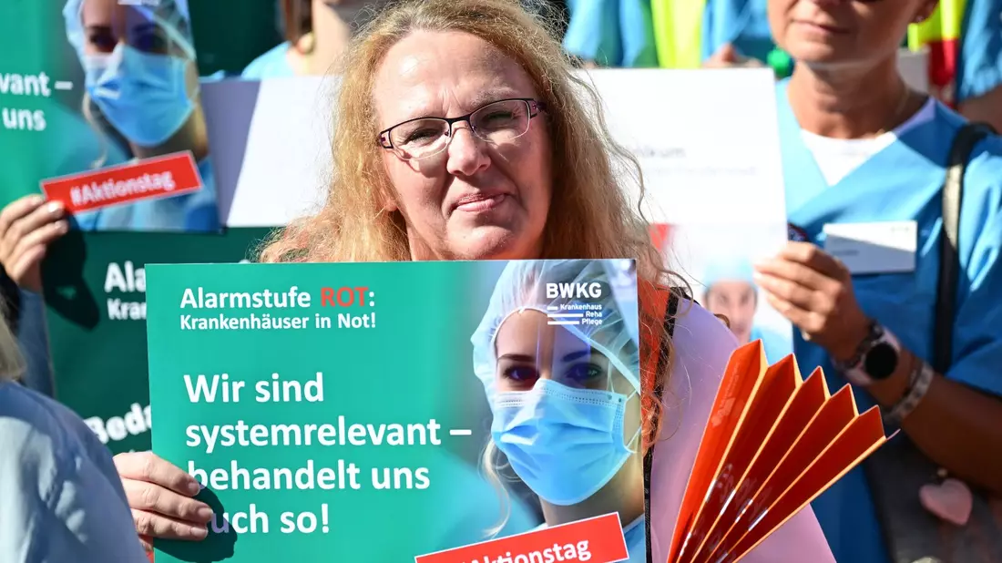 Mitarbeiter und Mitarbeiterinnen von Krankenhäusern protestieren am 20.09.2023 auf dem Schlossplatz in Stuttgart. Nach einer Umfrage unter den 600 größten deutschen Kliniken aus dem Sommer schreibt über die Hälfte rote Zahlen. - Bild: Bernd Weißbrod/dpa
