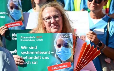 Mitarbeiter und Mitarbeiterinnen von Krankenhäusern protestieren am 20.09.2023 auf dem Schlossplatz in Stuttgart. Nach einer Umfrage unter den 600 größten deutschen Kliniken aus dem Sommer schreibt über die Hälfte rote Zahlen. - Foto: Bernd Weißbrod/dpa