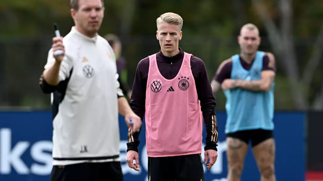 Mit dem VfB Stuttgart in der Bundesliga das Team der Stunde, von Julian Nagelsmann geschätzt: Chris Führich (M). - Bild: Federico Gambarini/dpa