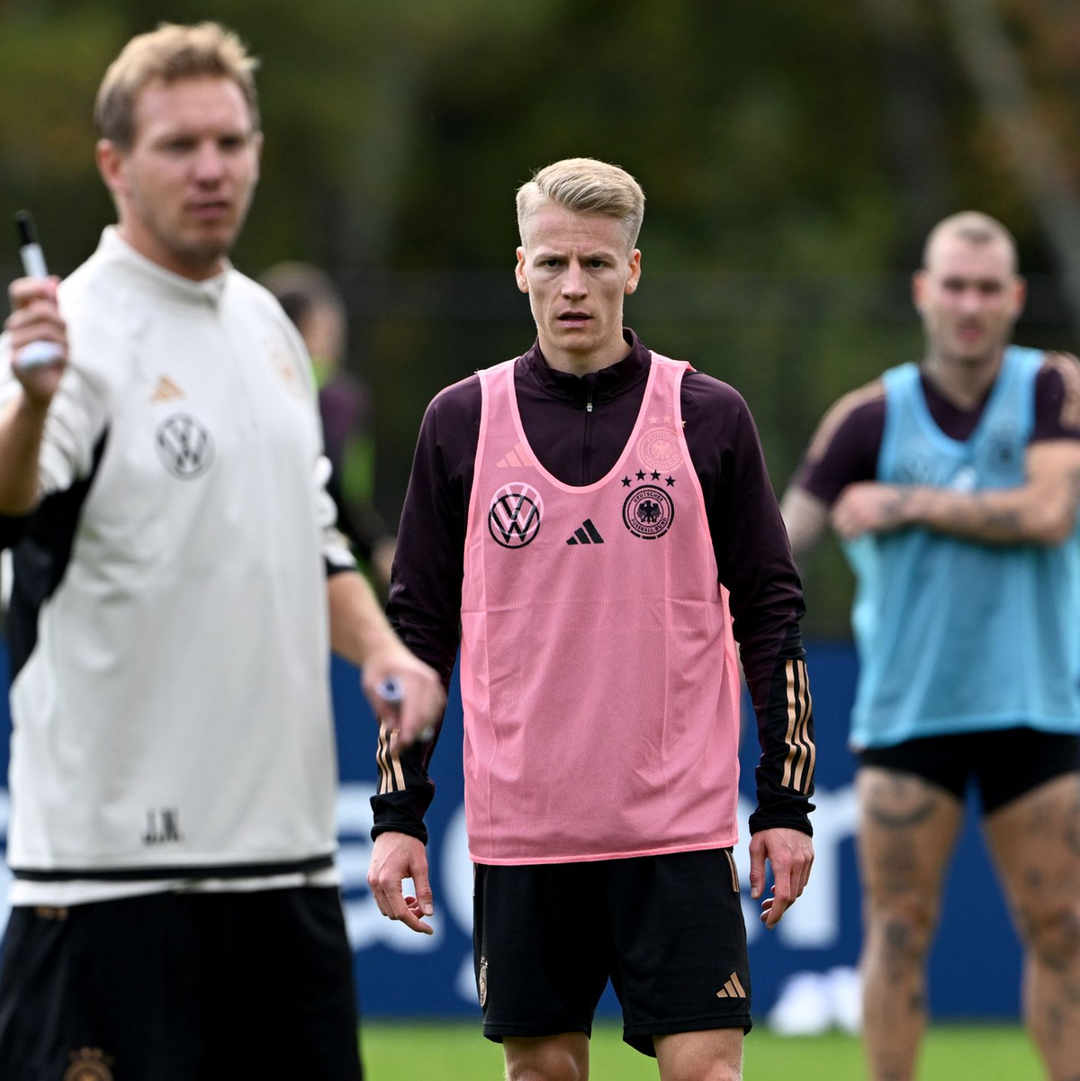 Mit dem VfB Stuttgart in der Bundesliga das Team der Stunde, von Julian Nagelsmann geschätzt: Chris Führich (M). - Foto: Federico Gambarini/dpa