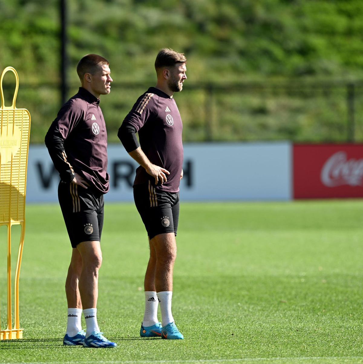 Spätberufene Torjäger unter sich: Kevin Behrens (l) und Niclas Füllkrug. - Foto: Federico Gambarini/dpa