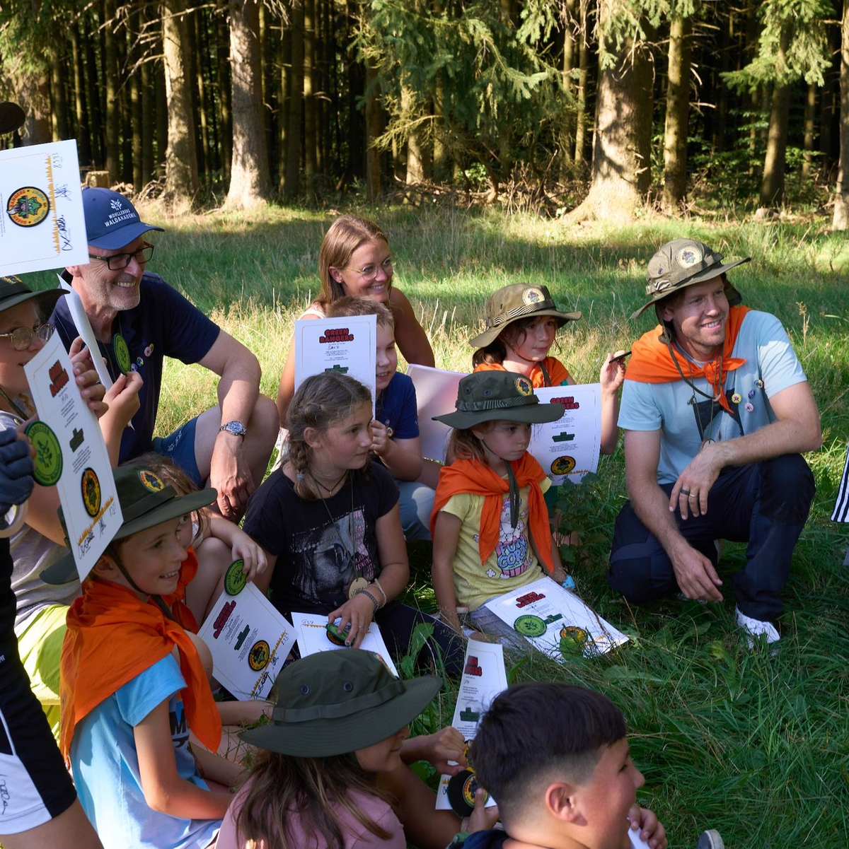 Grundschüler erkunden mit Ex-Formel-1-Weltmeister Sebastian Vettel die Natur rund um den Nürburgring. - Foto: Thomas Frey/dpa