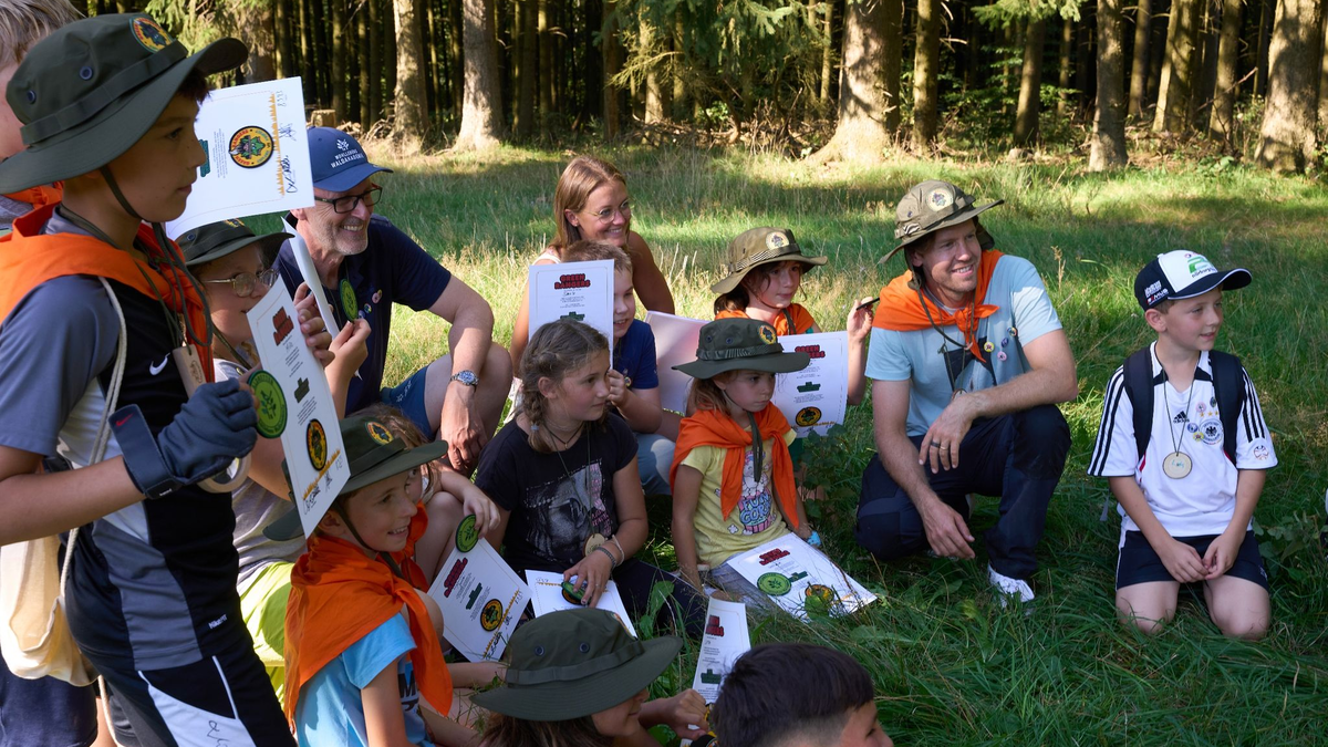 Grundschüler erkunden mit Ex-Formel-1-Weltmeister Sebastian Vettel die Natur rund um den Nürburgring. - Foto: Thomas Frey/dpa