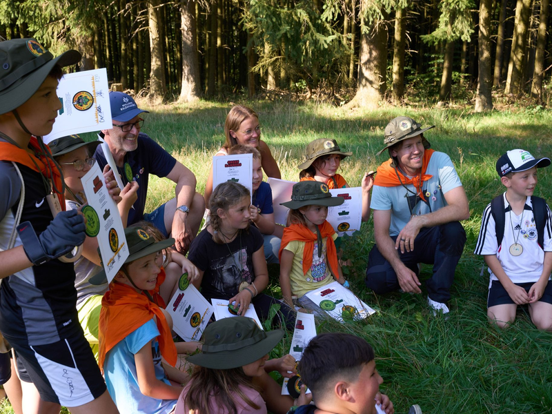 Grundschüler erkunden mit Ex-Formel-1-Weltmeister Sebastian Vettel die Natur rund um den Nürburgring. - Foto: Thomas Frey/dpa