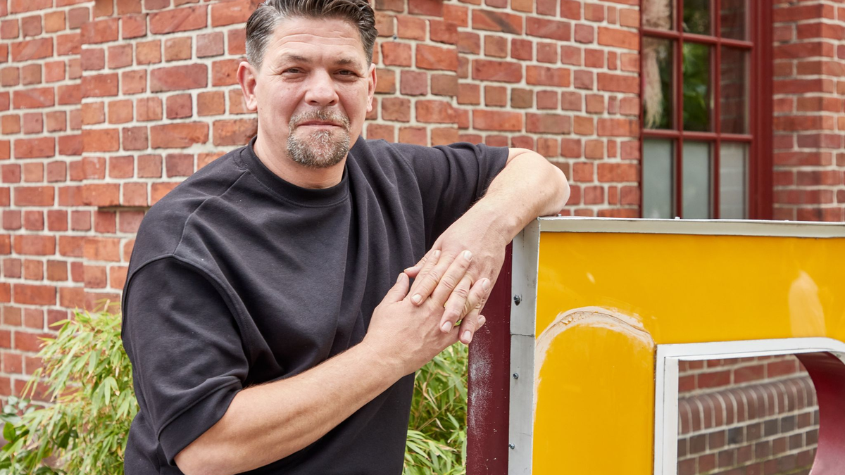 Der Koch und Autor Tim Mälzer vor seinem Restaurant «Bullerei» in Hamburg. - Foto: Georg Wendt/dpa
